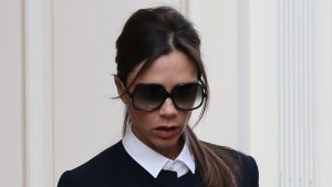 Victoria Beckham sorprende con eleganti loafers bianchi, un’eccezione stilosa nel suo guardaroba.