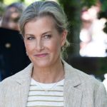 Jeans latte di Duchessa Sophie: l’alternativa versatile al denim blu per la primavera.