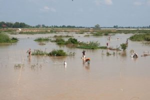 Agricoltori temono sfratto, siccità e allagamenti legati al Canale Funan Techo in Cambogia.