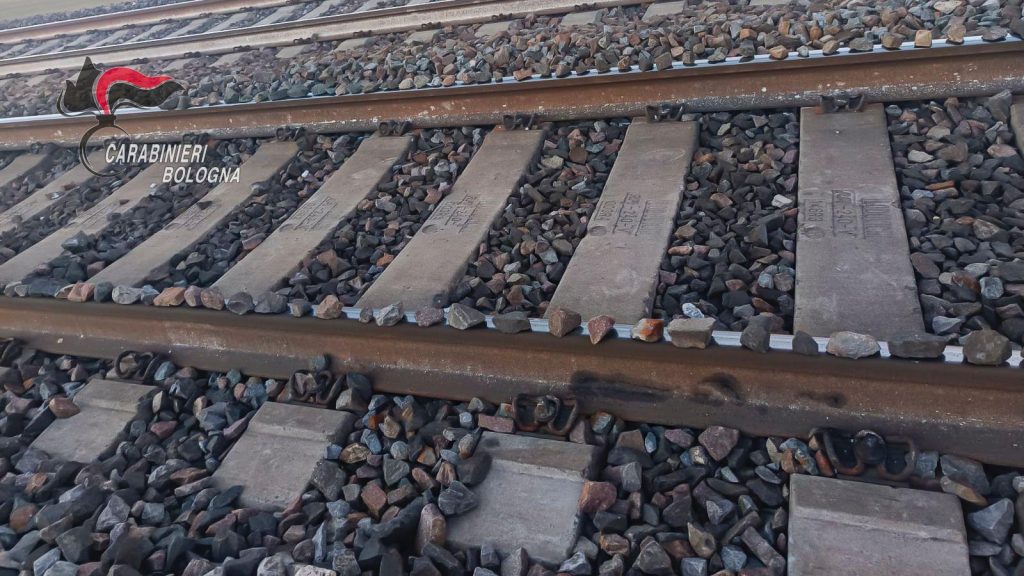 Giovane arrestato in Bolognese per sabotaggio: trovate pietre sulle rotaie ferroviarie.