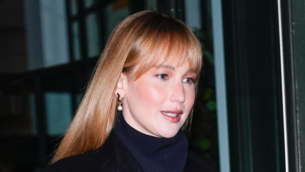 Jennifer Lawrence mostra come il grigio sia un neutro sempre elegante e versatile.