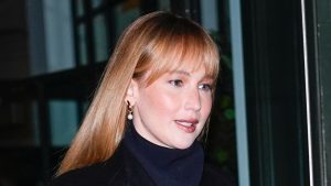 Jennifer Lawrence mostra come il grigio sia un neutro sempre elegante e versatile.