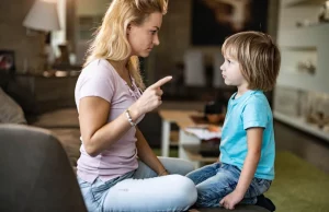 Genitori avvocati dei figli? Non sempre: il caso del ragazzo indagato per video fascista a scuola.