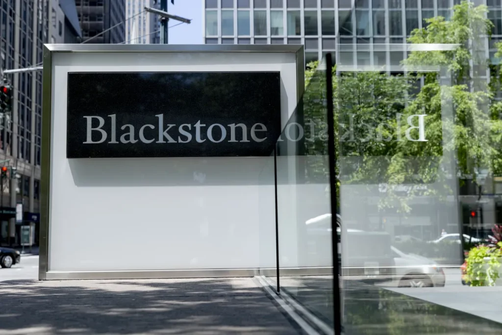 Blackstone sostiene Neysa con finanziamenti fino a 1,2 miliardi per potenziare l’IA in India.