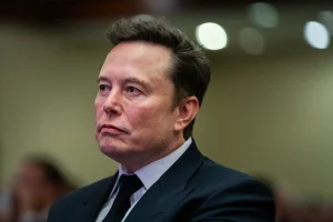 Musk critica OpenAI in udienza: “Nessuno si è suicidato per colpa di Grok”.