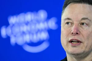 Elon Musk punta alla Luna mentre affronta le sfide di co-fondatori e IPO imminente.