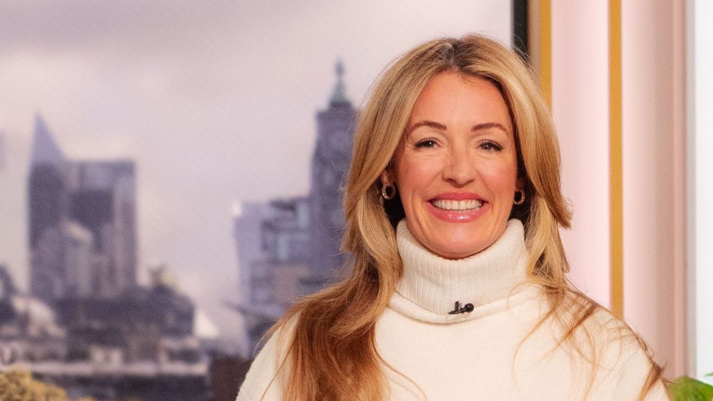 Cat Deeley accoglie febbraio con stile: gonna di pelle e stivali alti perfetti per la primavera.