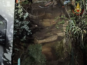 Tragedia a Formello: crollo muro di contenimento travolge casa, un morto.