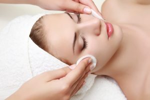 Peeling chimico: 5 motivi per cui i clienti lo amano. Scopri i benefici!