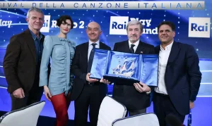 Bucci presenta la caravella in filigrana, premio della serata Cover di Sanremo.