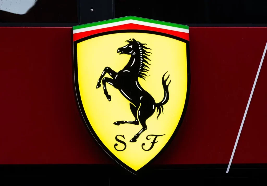 Ferrari prevede ricavi 2025 a 7,1 miliardi, +7% rispetto all’anno precedente