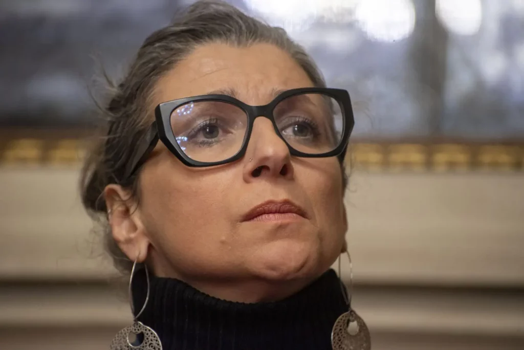 Francia chiede dimissioni di Francesca Albanese per commenti offensivi su Israele.