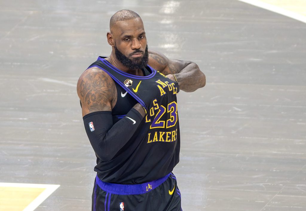 LeBron James, 41 anni, conquista la sua tripla doppia: Lakers vincono contro i Mavericks.