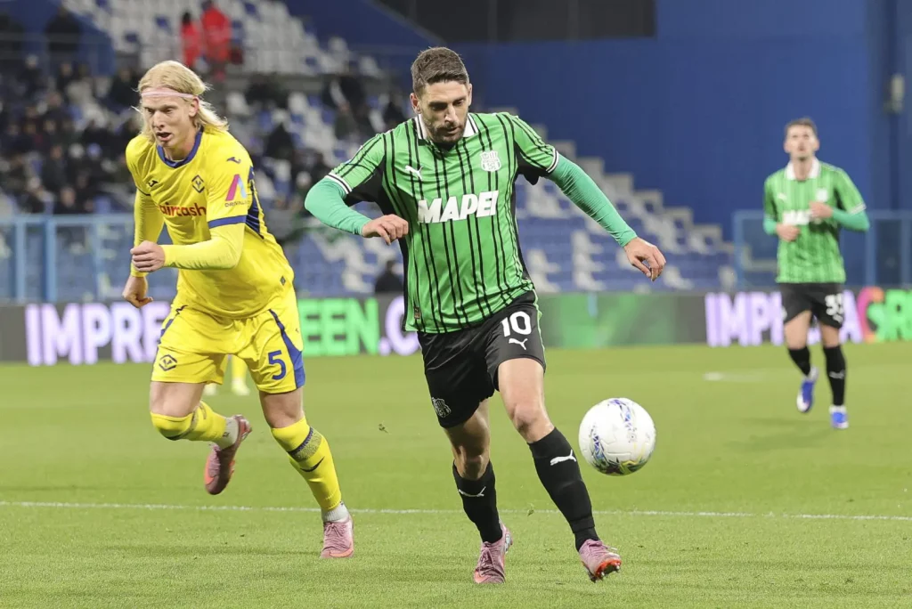 Sassuolo trionfa 3-0 sul Verona: Berardi protagonista di una grande performance.