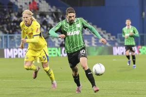 Sassuolo trionfa 3-0 sul Verona: Berardi protagonista di una grande performance.