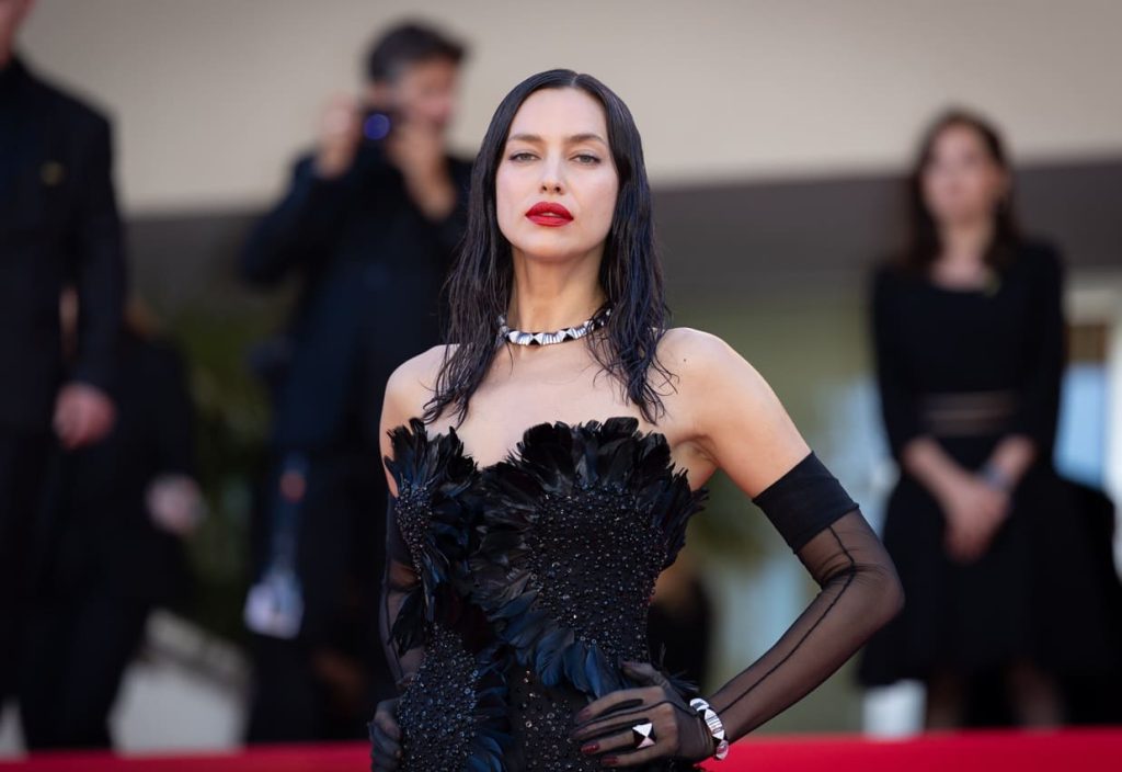 Sanremo 2026, Irina Shayk co-conduttrice della serata di giovedì: tutti i dettagli