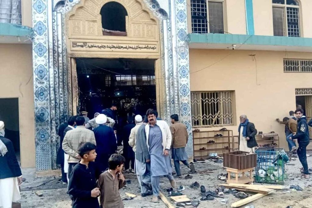Tragedia a Islamabad: esplosione in moschea durante la preghiera del venerdì, vittime in aumento.