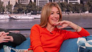 Cat Deeley: Look primaverile con maglione rosso e gonna in suede per un tocco trendy