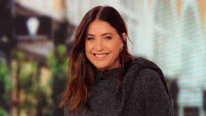 Lisa Snowdon reinventa i jeans a zampa con un maglione trendy da £26.