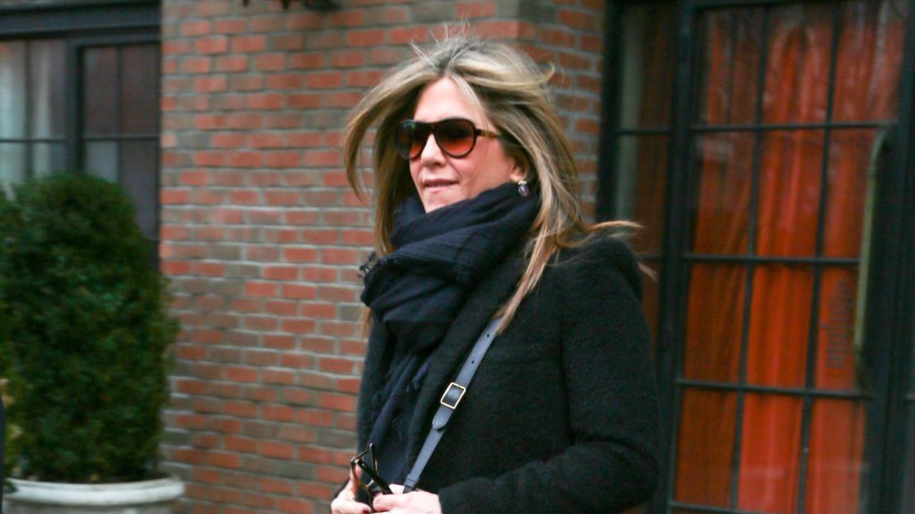 Jennifer Aniston: Rivivi il suo look iconico con jeans skinny e stivali al ginocchio!