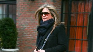 Jennifer Aniston: Rivivi il suo look iconico con jeans skinny e stivali al ginocchio!