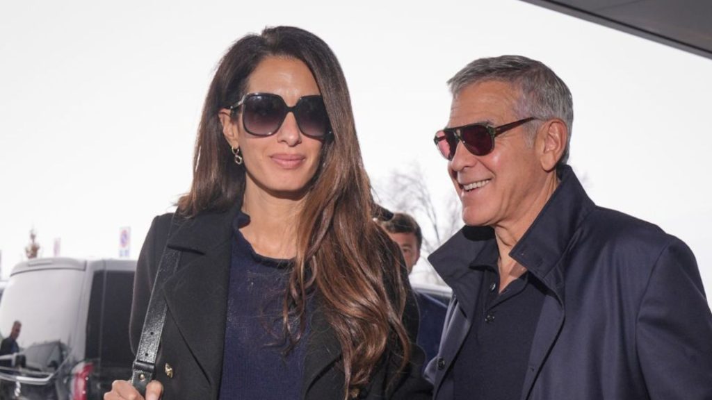 Amal Clooney cambia un dettaglio fondamentale nel suo look da aeroporto preferito.