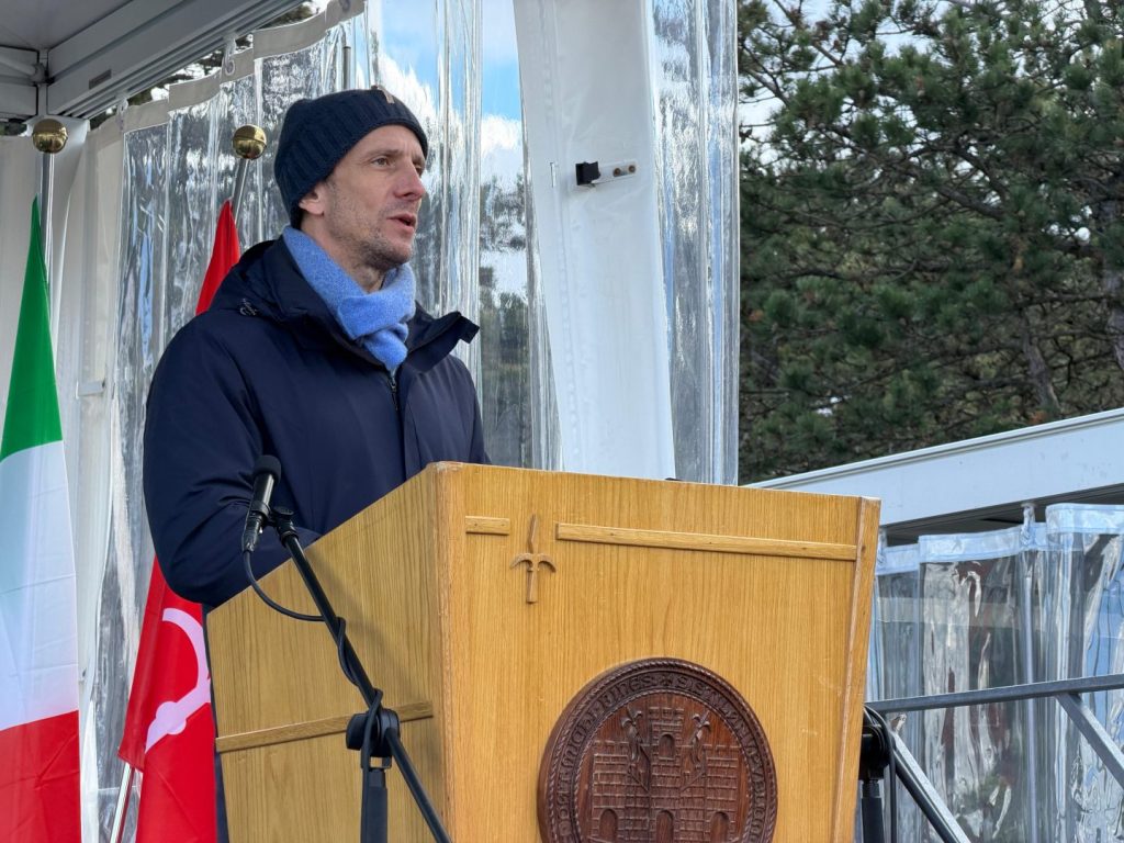 Fedriga: Il negazionismo alimenta l’odio, una minaccia che non possiamo ignorare.