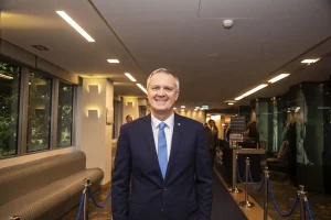 Mediolanum celebra 1,24 miliardi nel 2025: Doris evidenzia risultati straordinari