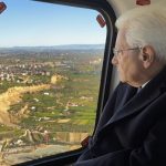 Mattarella a Niscemi: applausi e sorvolo in elicottero sulla zona della frana. Video emozionante.