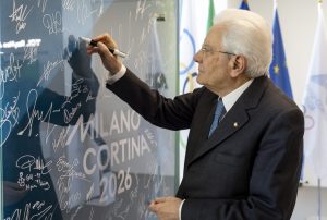 Mattarella al Villaggio Olimpico: lo sport porta un messaggio di pace globale.