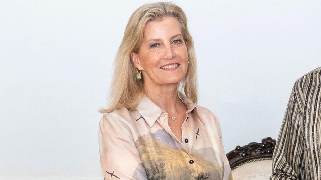 Il vestito paesaggistico della Duchessa Sophie diventa un’opera d’arte in Kenya grazie a un accessorio.