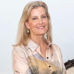 Il vestito paesaggistico della Duchessa Sophie diventa un’opera d’arte in Kenya grazie a un accessorio.