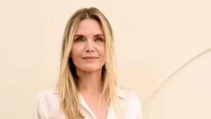 Michelle Pfeiffer incanta in un outfit color latte: l’ideale cleansing per lo stile pre-primaverile.