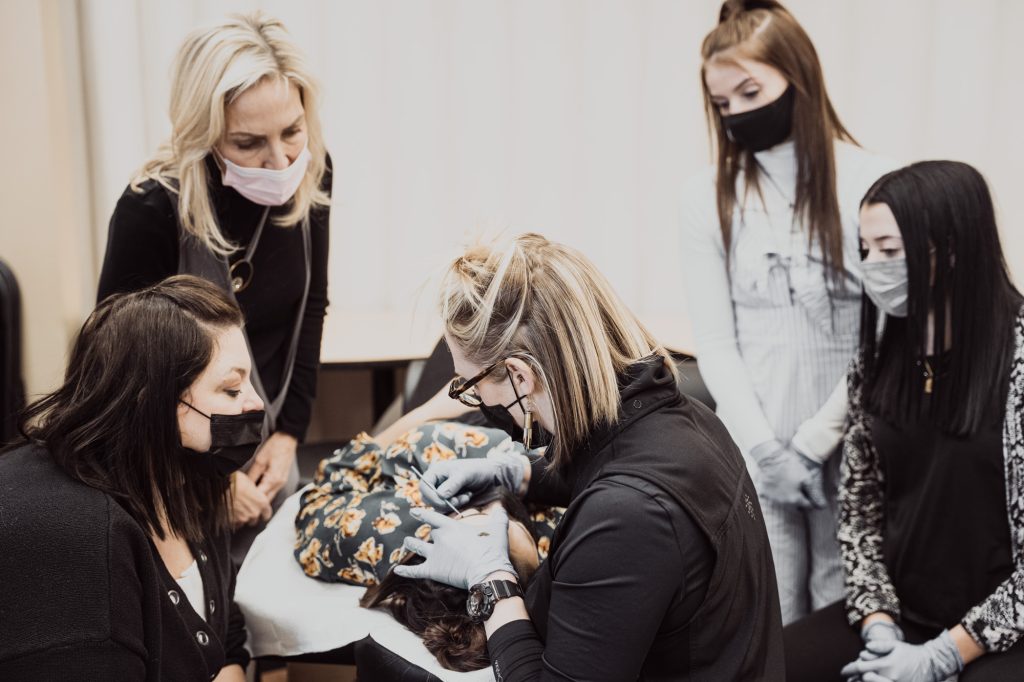 Scopri i 6 vantaggi del trucco permanente per il tuo futuro professionale.