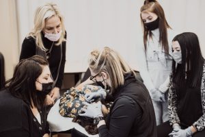 Scopri i 6 vantaggi del trucco permanente per il tuo futuro professionale.