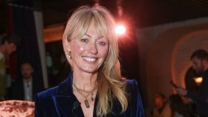 Clodagh McKenna trasforma i jeans con un’elegante blusa a pois chic e sofisticata.