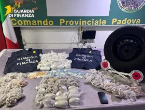 Droga nascosta nella ruota di scorta: due arresti a Padova per traffico illecito.