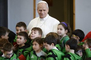 Il Papa a Ostia: “Continuiamo a chiedere pace nelle nubi che oscurano il mondo”