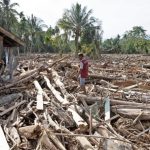 Indonesia sotto esame per revoca permessi dopo inondazioni mortali e frane devastanti.