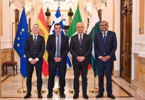 Piantedosi dialoga con Spagna, Grecia e Pakistan per affrontare il tema dell’immigrazione.