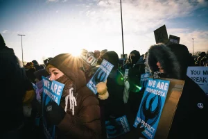 Minneapolis: migliaia protestano contro l’Ice, sorpresa Bruce Springsteen sul palco.