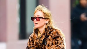 Jennifer Lawrence’s leopard print coat: the perfect chic upgrade for your casual jeans look.