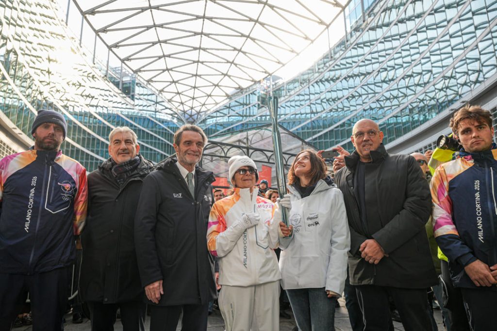 Fiamma olimpica avvolge la piazza della Regione Lombardia: “Entusiasmo eccezionale” per l’evento.