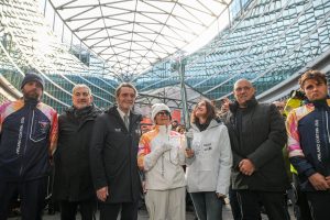 Fiamma olimpica avvolge la piazza della Regione Lombardia: “Entusiasmo eccezionale” per l’evento.