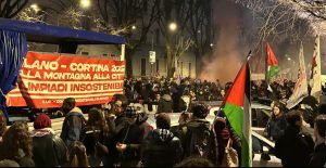 Corteo a Milano contro i Giochi, 10mila in protesta. Sei arresti dopo scontri.