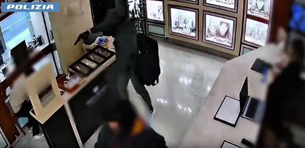 Due arresti a Roma per rapine armate in gioiellerie e uffici postali.