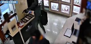 Due arresti a Roma per rapine armate in gioiellerie e uffici postali.