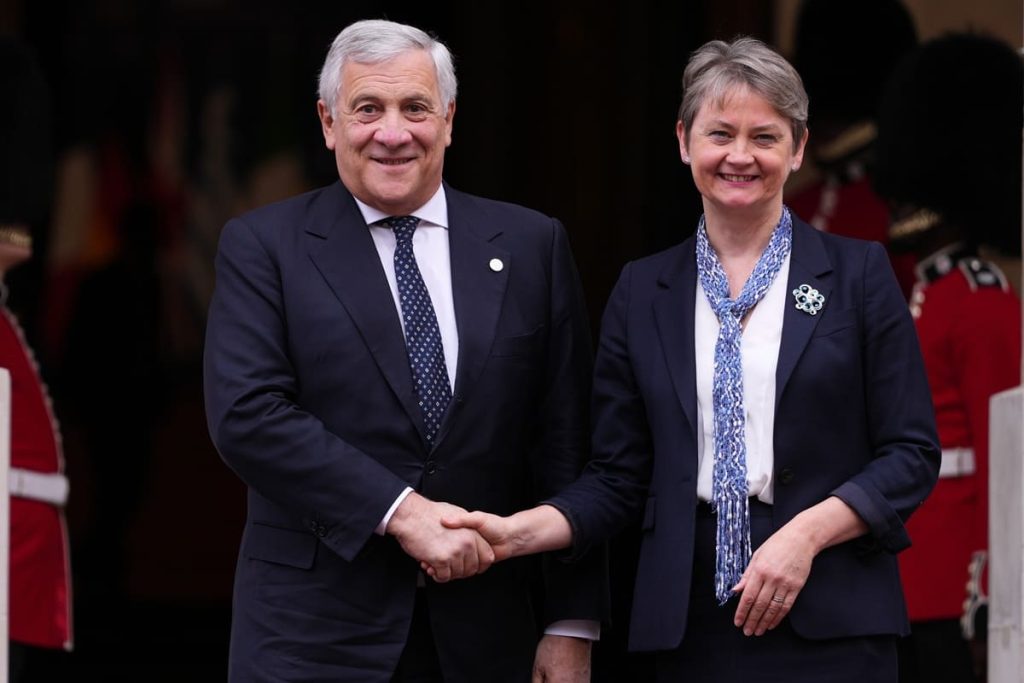 Tajani e Cooper alla tavola rotonda: dialogo su immigrazione e politiche comuni.