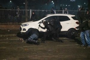 Torino: arrestato uno dei presunti aggressori, l’agente dimesso dopo scontri violenti.