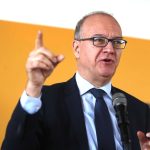 Valditara: Urgente vietare i social ai bambini per proteggere la loro salute mentale